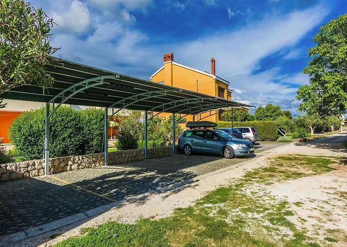 In Nin Near The & Pool *