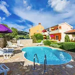 In Nin Near The & Pool Daire *